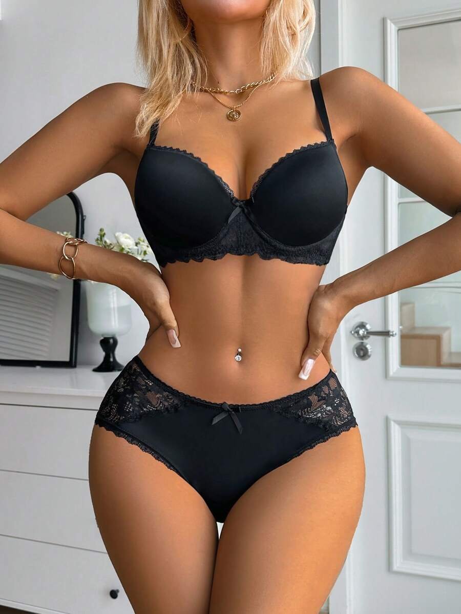 مجموعة من حمالتين نسائية مدعومة بأسلاك بخامة التطريز والقماش المرقع - Image 4